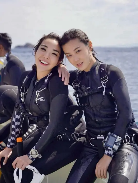 Gisel pun mengenakan wetsuit hitam dengan motif catur di bagian lengan. Rambutnya diikat ke belakang yang memerlihatkan wajah glowingnya. [@karbearv]