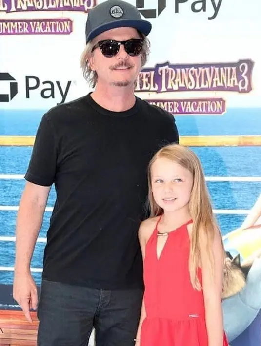 Lalu tak lama kemudian ibunya pun datang dan langsung mengatakan "Lupus!" dan David Spade langsung merasa sungkan. (instagram/davidspade)