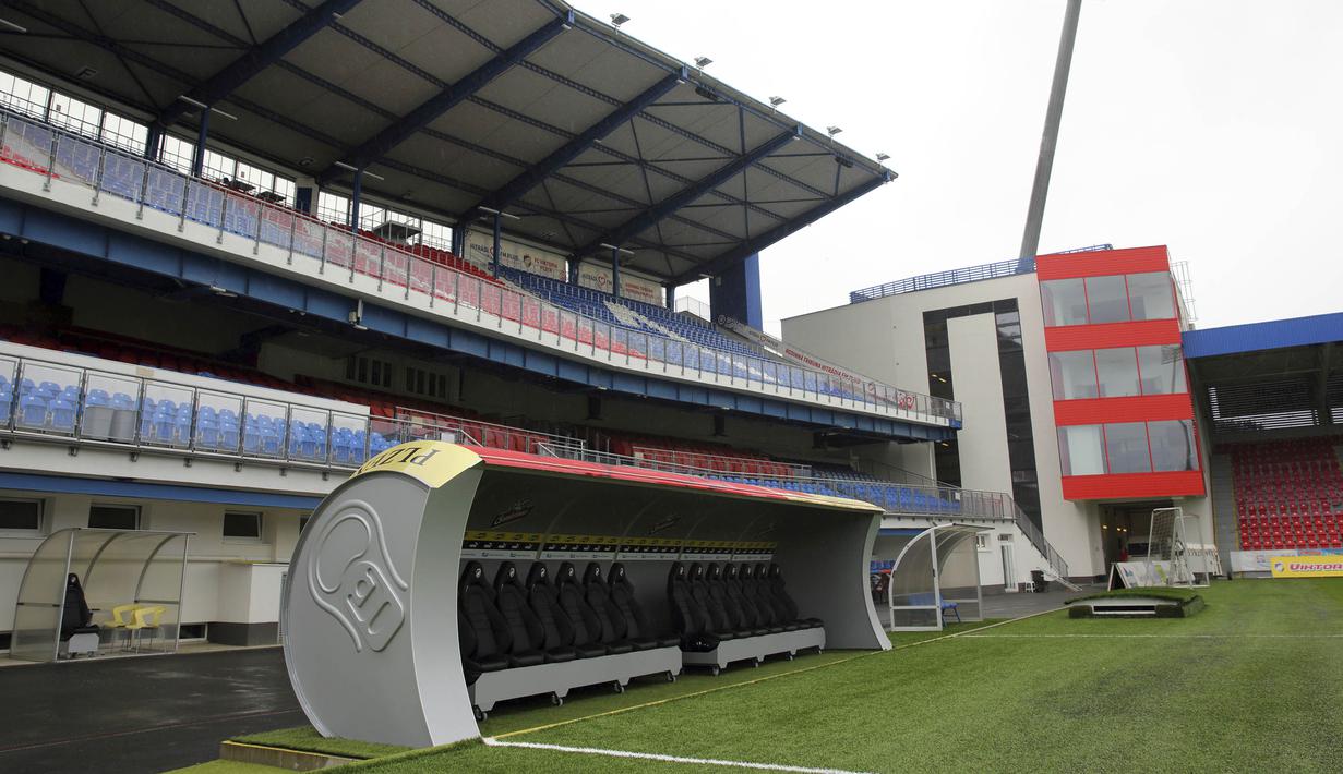 Hubungan Viktoria Plzen dengan bir Gambrinus  terjalain karena lokasi stadion yang berdekatan dengan pabrik minuman tersebut. (AP/Martin Skala) 