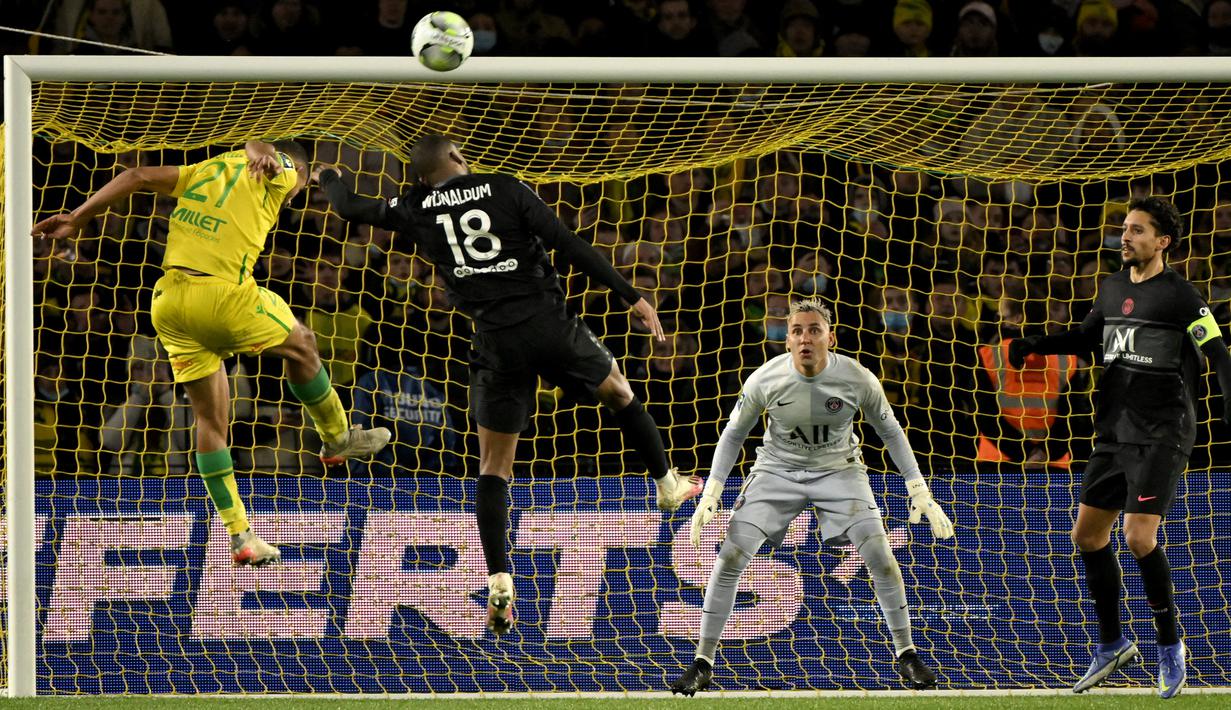 Di masa injury time babak pertama, PSG dihukum tendangan penalti akibat handball Goerginio Wijnaldum di dalam kotak penalti. (AFP/Loic Venance)