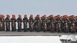 Sebanyak 18.580 prajurit TNI dari tiga angkatan dan 526 Alutsista ditampilkan dalam puncak HUT TNI ke 69, Surabaya, Selasa (07/10/2014) (Liputan6.com/Johan Tallo) 