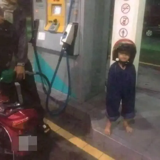 6 Potret Jas Hujan Berbagi Sama Teman Ini Kocak, Bersama dalam Suka Duka