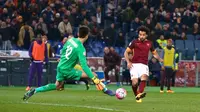 Pemain sayap AS Roma Mohamed Salah menjebol gawang Bologna yang dikawal kiper Antonio Mirante dalam lanjutan Liga Serie A Italia di Stadion Olimpico, Selasa (12/4/2016). (Liputan6.com/twitter.com/officialasroma)