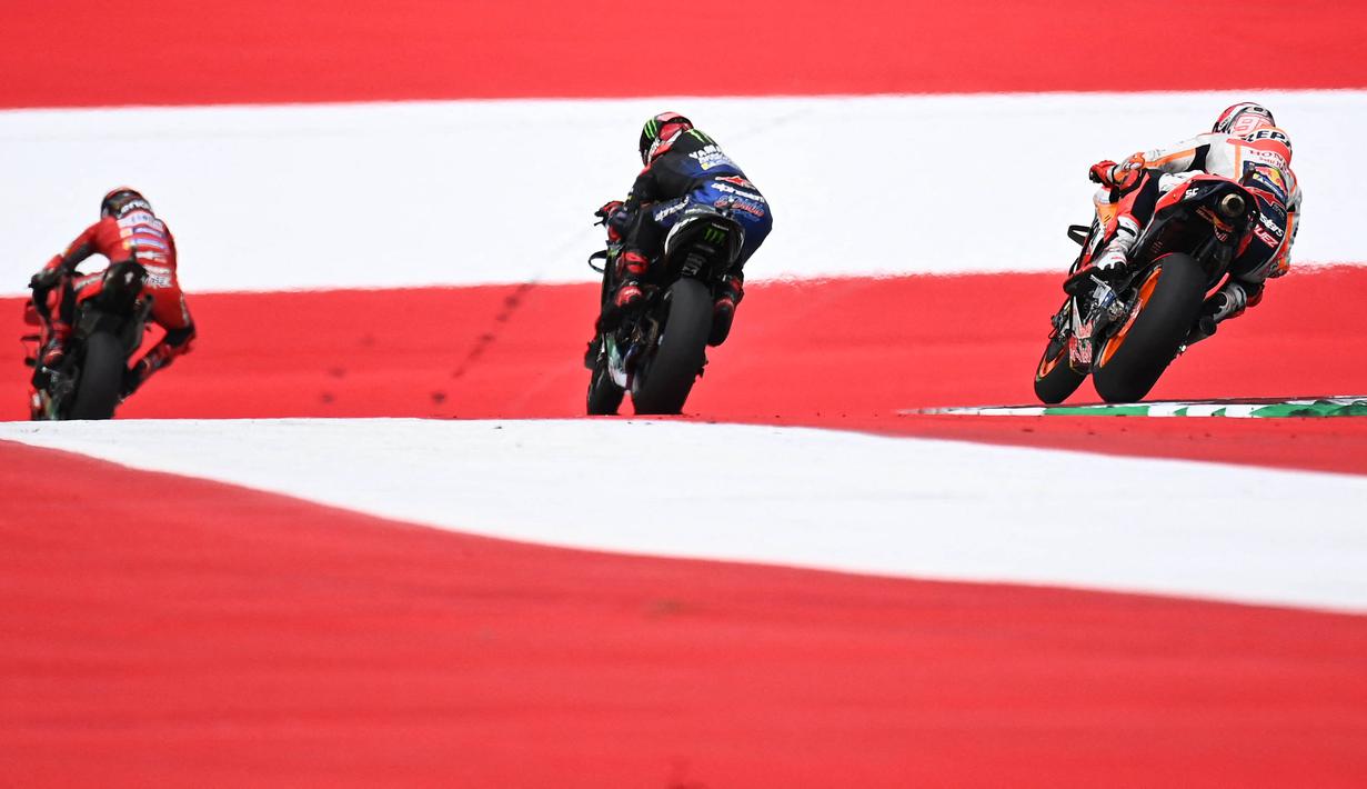 Di posisi kedua, Francesco Bagnaia membalap dengan heroik pada tiga lap terakhir untuk menyusul beberapa rider di depannya setelah berganti motor. Podium MotoGP Austria dilengkapi oleh pembalap Pramac Racing, Jorge Martin. (Foto: AFP/Joe Klamar)