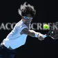 Chung Hyeon beraksi menghadapi Tennys Sandgren pada perempat final Australia Terbuka 2018, Rabu (24/1/2018). (AFP/William West)