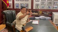 Aksi Prabowo Lembur Sambil Goyang Tangan Ditemani Lagu Dewa 19 (Tangkapan Layar Instagram/prabowo)