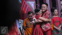 Lesti dan Danang yang merupakan kontestan asal Indonesia berpelukan usai Danang dinobatkan sebagai juara dalam Grand Final D'Academy Asia 2015 Result Show di Studio 5 Indosiar, Jakarta, Selasa (29/12). (Liputan6.com/Herman Zakharia)