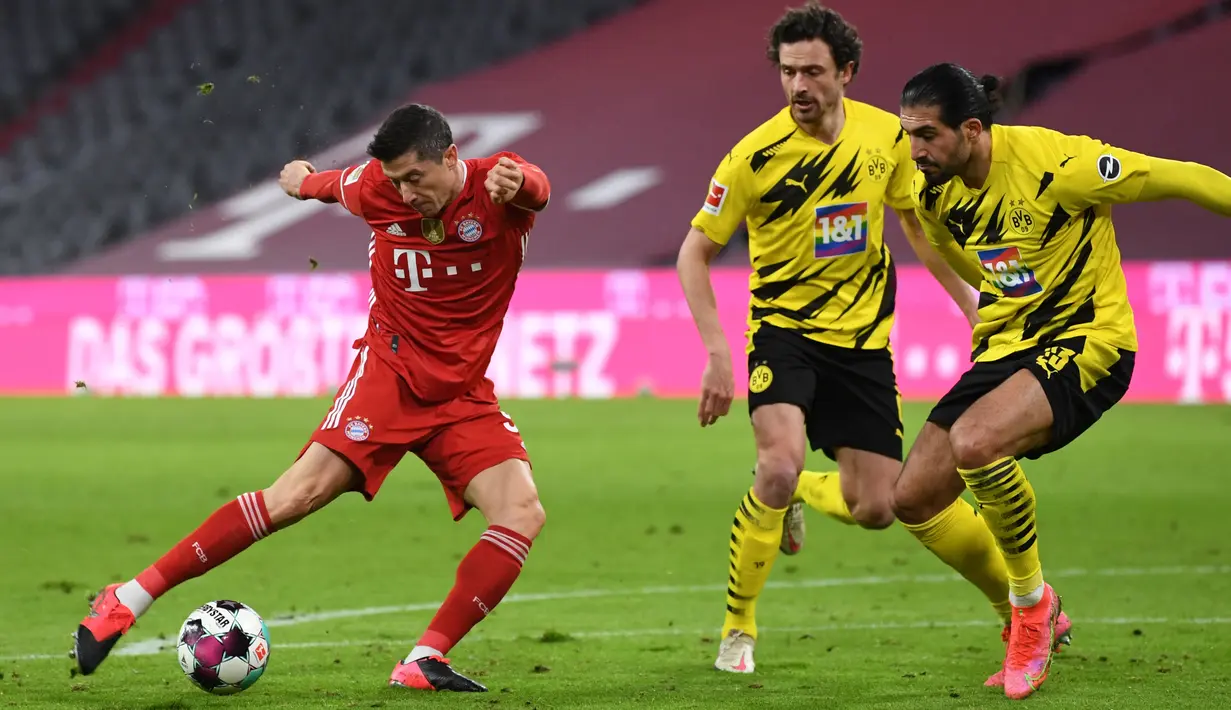 Barisan pertahanan Dortmund yang dijaga Mats Hummels dan Emre Can tak mampu membendung Lewandowski untuk kembali menjebol gawang Dortmund. (Foto: AFP/Pool/Andreas Gebert)