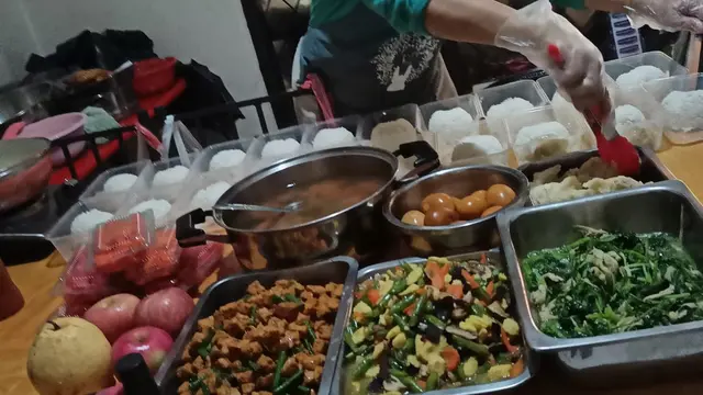 Bagi-bagi Makanan Gratis kepada Penderita Covid-19