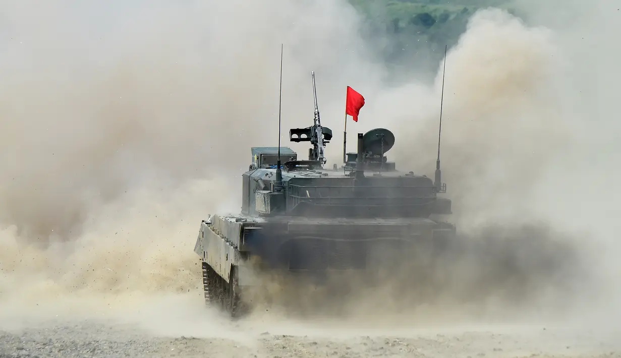 Tank Type 90 pasukan Pertahanan Diri Jepang (depan) saat mengambil bagian dalam latihan gabungan Northern Viper 17 di Eniwa, prefektur Hokkaido, (16/8). Latihan militer ini digelar di tengah ancaman rudal Korea Utara. (AFP Photo/Toru Yamanaka)