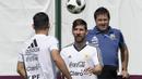Bintang Argentina, Lionel Messi, menyundul bola saat latihan di Brinnitsy, Sabtu (23/6/2018). Argentina akan melakoni laga hidup mati Piala Dunia 2018 melawan Nigeria. (AFP/Juan Mabromata)