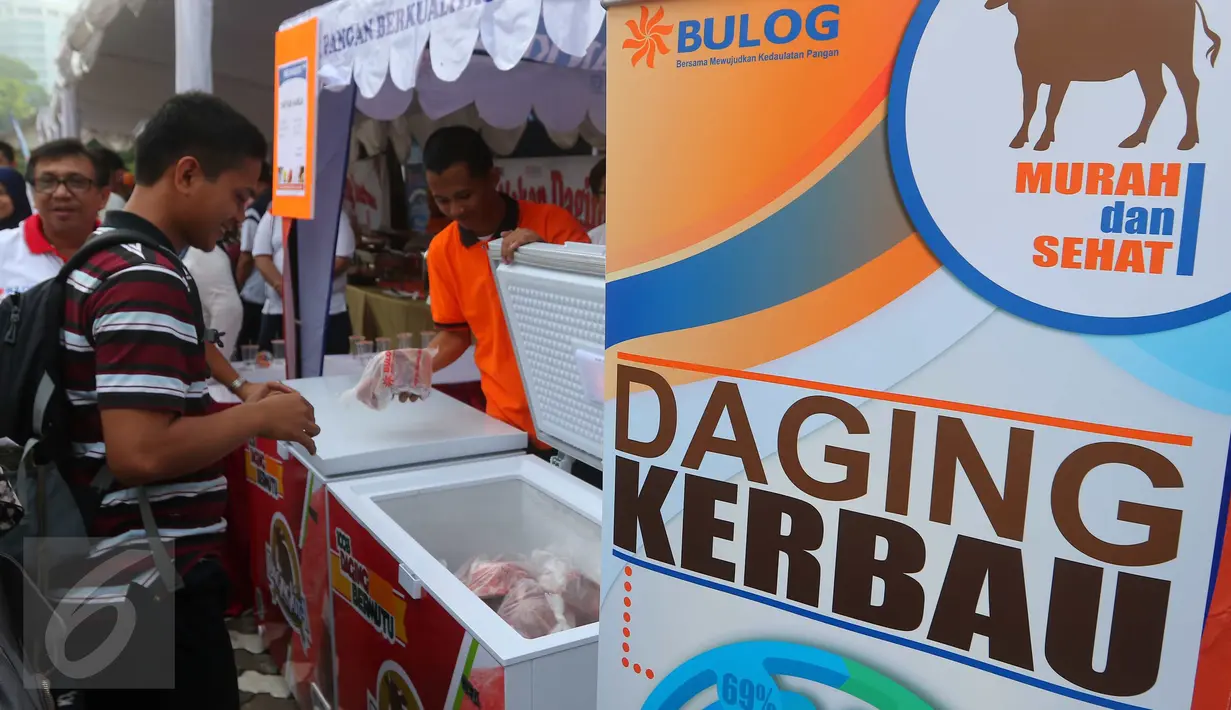Pengunjung saat memilih daging kerbau pada acara sosialisasi di Kantor Perum Bulog, Jakarta, Jumat (2/9). Pemerintah melalui Bulog memang menargetkan akan mendatangkan 750 ton daging kerbau impor dari India. (Liputan6.com/Angga Yuniar)