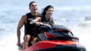 Keduanya terlihat bersenang-senang saat mengendarai JetSki di Cannes. (KCS Presse / MEGA TheMegaAgency.com/USMagazine)