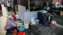 Warga menyiapkan bahan makanan untuk dibagikan di zona merah covid-19 Kelurahan Petogogan RT 006 RW 003, Jakarta, Selasa (22/6/2021). Dapur umum itu menyuplai kebutuhan makanan berat serta minuman untuk warga yang menjalani isolasi dan terdampak akibat COVID-19. (Liputann6.com/Faizal Fanani)