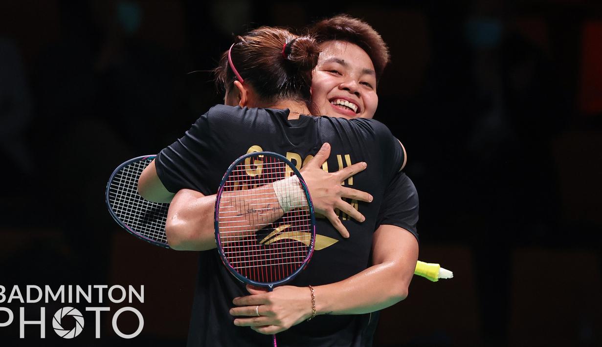 Keunggulan pasangan Greysia/Apriyani mampu disamakan Kititharakul/Prajongjai di gim kedua dengan skor 17-21. Gim ketiga berlangsung sengit dan ketat, kedua pasangan saling mencetak angka hingga akhirnya berakhir dengan skor 21-19 untuk pasangan Indonesia. (Badminton Photo/Yves Lacroix)