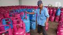 Pekerja merapikan susunan tabung LPG non-subsidi di sebuah agen gas di kawasan Jakarta, Kamis (30/12/2021). Pertamina memastikan stok LPG nasional, baik LPG PSO maupun Non PSO, dalam kondisi aman menjelang pergantian Tahun Baru 2022. (Liputan6.com/Angga Yuniar)