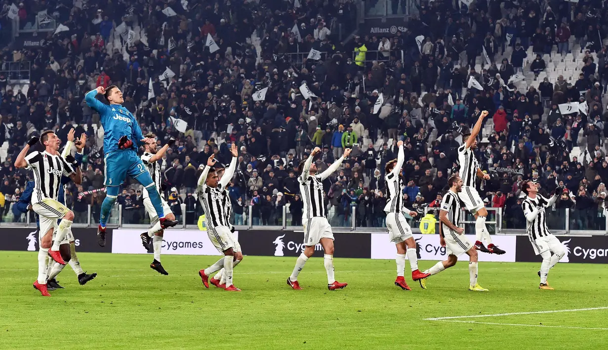 Pemain Juventus merayakan kemenangan mereka usai melawan Roma dalam pertandingan Liga Italia di Turin, Italia (23/12). Pada pertandingan ini Juventus menang 1-0 atas Roma. (Andrea Di Marco / ANSA via AP)