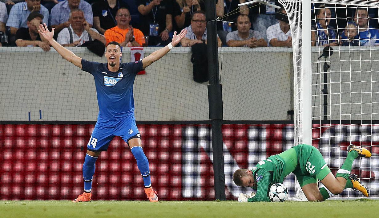 Protes pemain Hoffenheim, Sandro Wagner (kiri) saat gagal menjebol gawang Liverpool yang dikawal Simon Mignolet pada kualifikasi Liga Champions di Rhein-Neckar-Arena, Sinsheim, (15/8/2017). Liverpool menang 2-1.  (AP/Michael Probst)