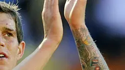 Bek Denmark, Daniel Agger memuji pendukungnya di akhir pertandingan putaran pertama Grup E Piala Dunia 2010 di stadion Soccer City, Soweto, Belanda (14/06/2010). (AFP PHOTO / DANIEL GARCIA)