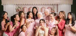 Pilihan warna ini bukan tanpa alasan, selain mengikuti tema acara, juga menjadi simbol keseragaman mereka sebagai calon bridesmaid. [@rollpotraits].