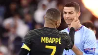 Penyerang Paris Saint-Germain, Kylian Mbappe (kiri), bersama pemain Riyadh All-Star XI, Cristiano Ronaldo, saat pertandingan Riyadh Season Cup di Stadion King Fahd, Jumat (20/1/2023) dini hari WIB.  (Frank Fife/AFP)