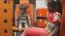 Foto ini diambil dari potongan video yang dirilis oleh aktivis anti-pemerintah Suriah Aleppo Media Center (AMC), terlihat dua bocah terluka dengan tubuh penuh debu, Aleppo, Suriah (17/8). (REUTERS)