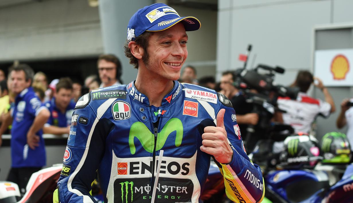 Pebalap MotoGP, Valentino Rossi, tersenyum menyapa fans saat sesi kualifikasi di Sirkuit Sepang, Malaysia, Sabtu (29/10/2016). (AFP/Mohd Rasfan)