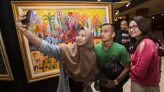 Pemain Timnas Indonesia, Riko Simanjuntak, selfie bersama suporter saat tiba di Hotel Sultan, Jakarta, Selasa (13/11). Indonesia menang 3-1 atas Timor Leste pada laga Piala AFF 2018. (Bola.com/Vitalis Yogi Trisna)