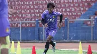 Persik Kediri meminjamkan Riyatno Abiyoso ke Madura United pada putaran kedua BRI Liga 1 2023/2024. (Bola.com/Gatot Sumitro)