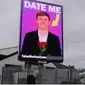 Aksi Pria Ini Pilih Pasang Iklan di Billboard untuk Cari Pacar Jadi Sorotan (sumber: Oddity Central)