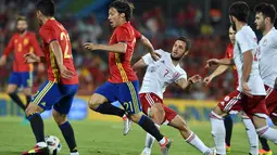 Perebutan bola antara pemain Spanyol dan pemain Georgia pada laga persahabatan di Coliseum Alfonso Perez, Madrid, Rabu (8/6/2016) dini hari WIB. (AFP/Gerard Julien)