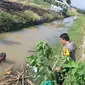 Bhabinkamtibmas mengevakuasi lansia yang berendam dua hari di sungai di Pemalang. (Foto: Liputan6.com/Polres pemalang)