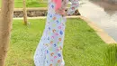 Tak dipungkiri, pesona pelantun lagu Dunia Berdua ini kian terpancar dalam balutan baju gamis dan hijab yang dikenakannya.  Padukan baju gamis bermotif dengan hijab merah muda, penampilan Nabilah Ayu terlihat simpel tapi tetap modis. (Liputan6.com/IG/@nblh.ayu)