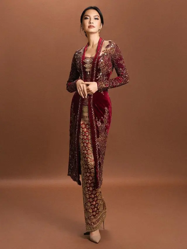 Inspirasi Busana Serba Merah Bernuansa Wastra Nusantara  saat Imlek