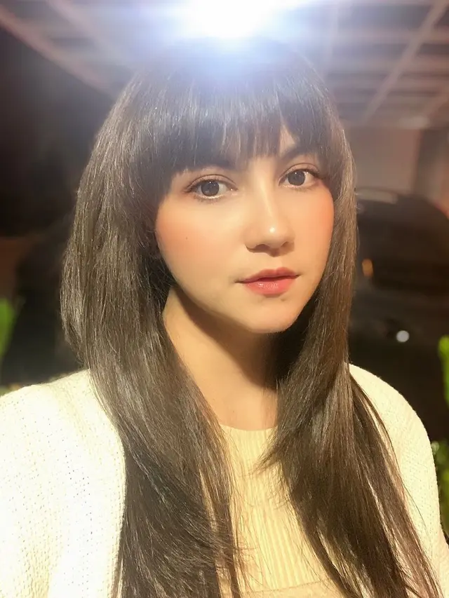 Tampil Beda, Ini 5 Potret Terbaru Alessia Cestaro dengan Rambut Berponi Bak Remaja