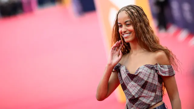 Debut Jadi Sutradara, Malia Obama Kenakan Busana Kotak-Kotak Vivienne Westwood di Karpet Merah