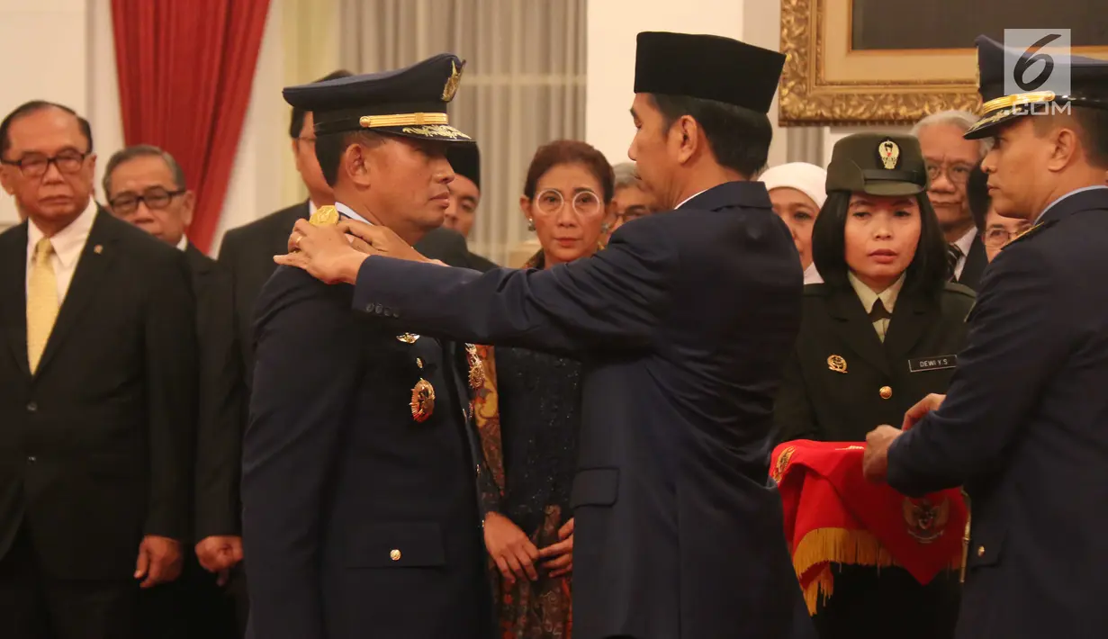 Presiden Joko Widodo (kanan) menyematkan tanda pangkat kepada Marsekal Madya (Marsdya) Yuyu Sutisna saat upacara pelantikan di Istana Negara, Jakarta, Rabu (17/1). Yuyu menjadi KSAU menggantikan Marsekal Hadi Tjahjanto (Liputan6.com/Pool/Randi)