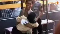 [VIDEO] Berdesakan Antre BLSM, Lansia Pingsan