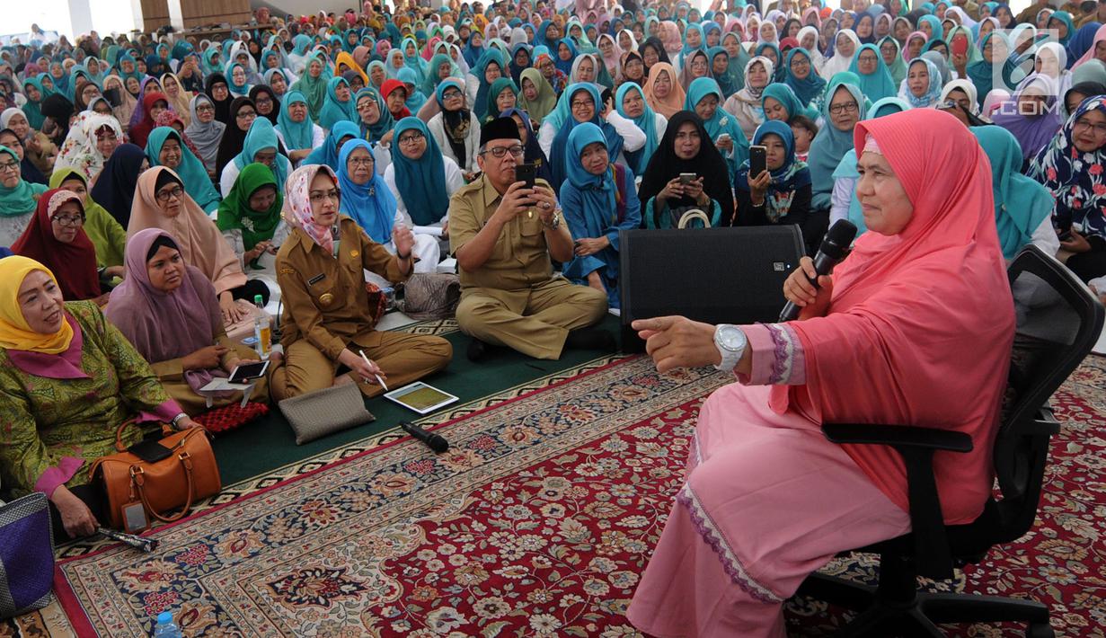 Pendakwah Mamah Dede memberi Tausyiah mengenai musibah di Indonesia di Masjid al i'tisom, Ciputat, Senin (15/10). Tausiah dalam rangka menjalin silaturahmi sekaligus sebagai doa bersama untuk korban gempa dan tsunami di Palu. (Merdeka.com/Arie Basuki)