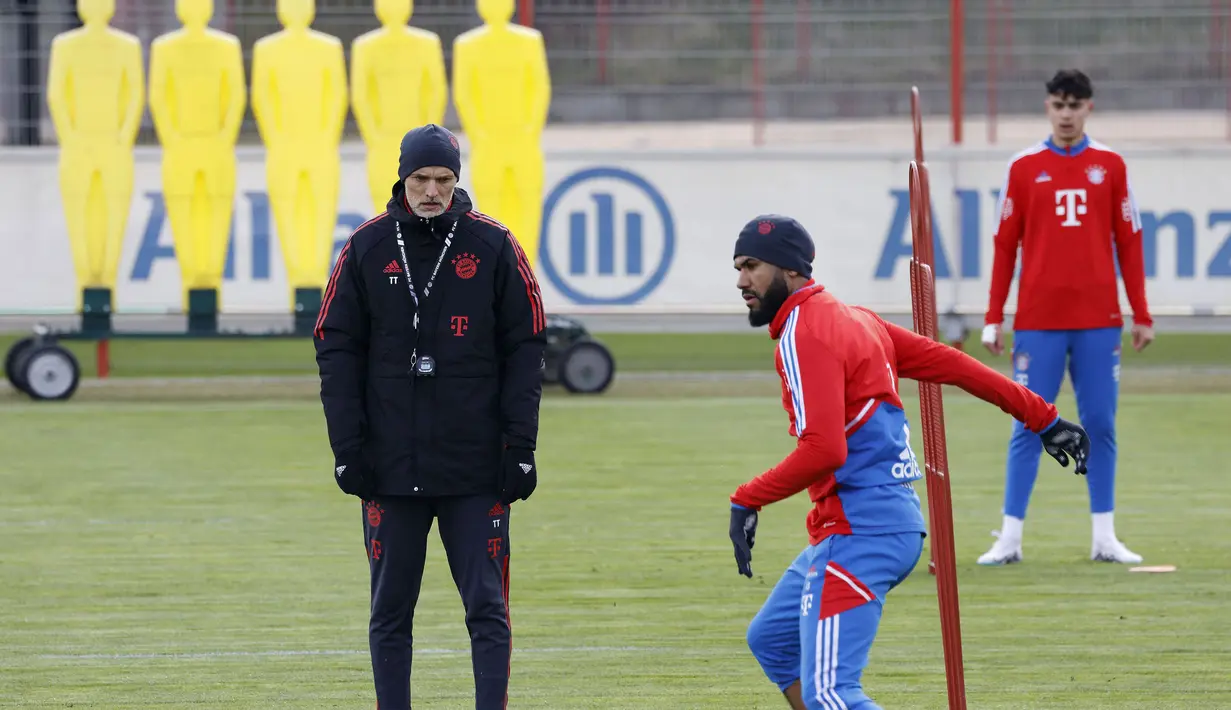 Pelatih Bayern Muchen, Thomas Tuchel saat latihan perdananya bersama tim yang berlangsung di Munchen, Jerman, Selasa (28/03/2023). Tuchel akan memulai laga debutnya bersama Die Roten saat melawan Borussia Dortmund di Liga Jerman pada Sabtu (01/04/2023). (AFP/Michaela Rehle)