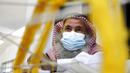 Saleh Salem menyiapkan benang emas untuk digunakan dalam pembuatan Kiswah Kabah di pabrik Kiswah di Mekah, Arab Saudi, Rabu (14/7/2021). Kiswah yang menutupi Kabah diganti setiap tahun untuk umrah atau haji. (AP Photo/Amr Nabil)