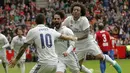 Para pemain Real Madrid merayakan gol Isco Alarcon (tengah) saat melawan  Sporting de Gijon pada lanjutan La Liga di El Molinon Stadium, Gijon,(15/42017). Real Madrid menang 3-2.  (EPA/Alberto Morante)