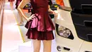Seorang wanita cantik berpose dengan salah satu mobil yang dipamerkan pada Auto Show GIIAS 2015, Jakarta, Jumat (21/8/2015). Kehadiran para wanita cantik menjadi warna tersendiri pada acara pameran tersebut. (Liputan6.com/Helmi Afandi)