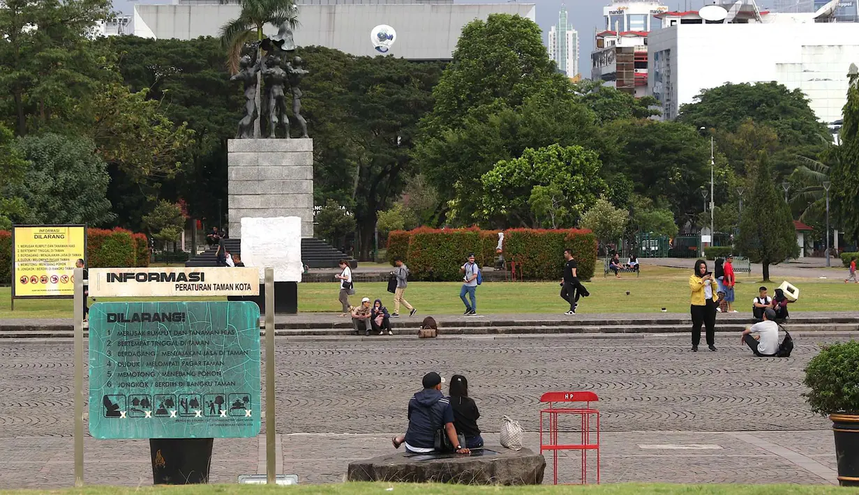 Wistawan beraktivias di kawasan Monumen Nasional (Monas), Jakarta, Sabtu (19/5). Kawasan wisata yang menjadi simbol ibukota tersebut menjadi salah satu lokasi warga untuk “ngabuburit” atau menunggu waktu berbuka puasa. (Liputan6.com/Immanuel Antonius)