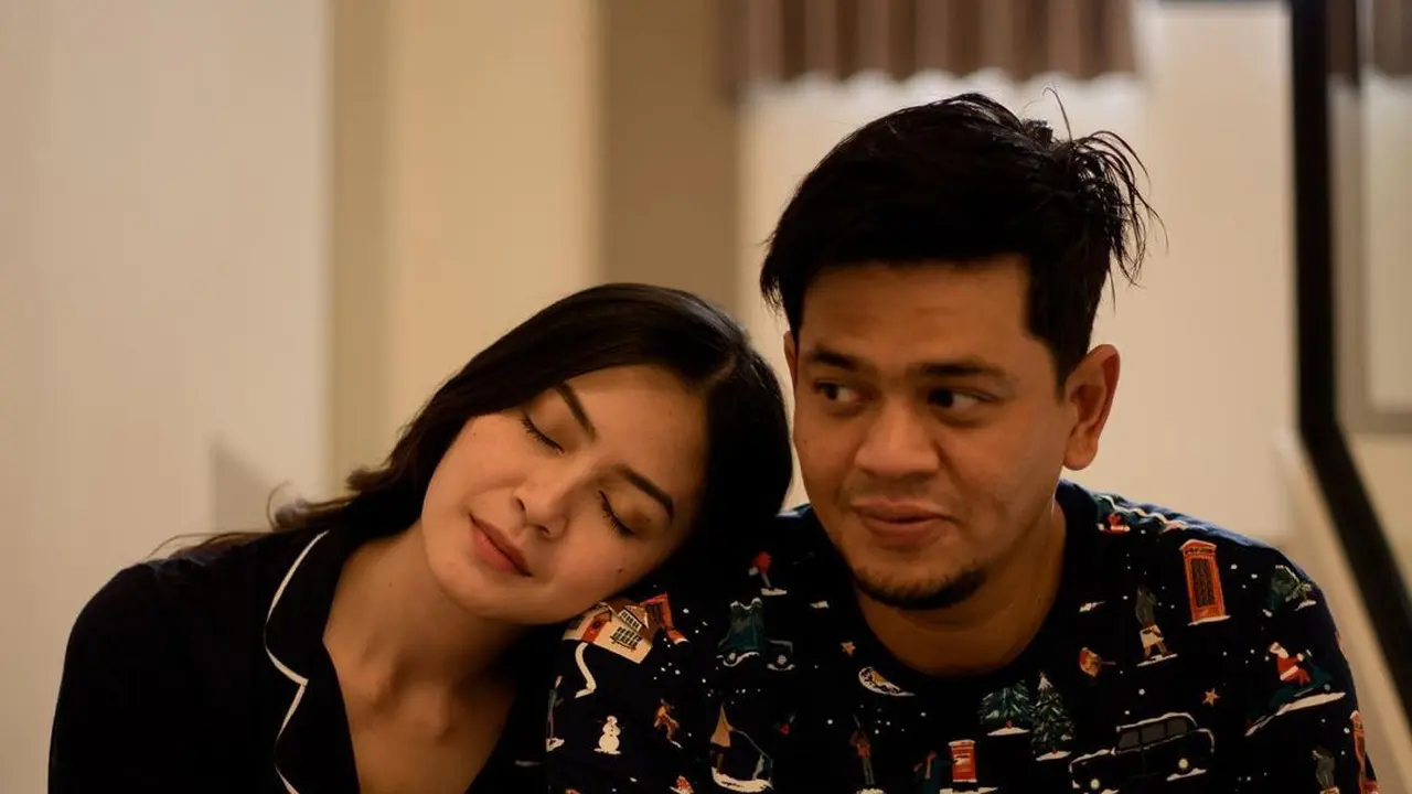 [Fimela] Potret Romantis Surya Insomnia dan Tyara Renata