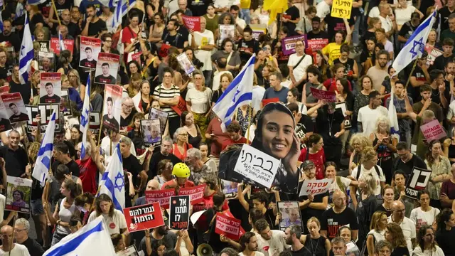 Kerabat dan pendukung sandera Israel yang ditahan di Jalur Gaza oleh kelompok militan Hamas. (AP Photo/Ohad Zwigenberg)
