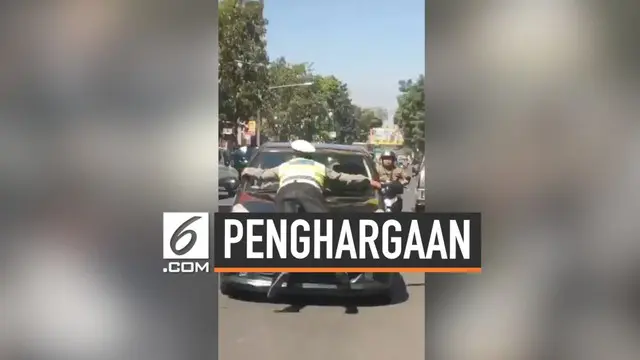 VIDEO: Berkat Aksi Heroiknya, Polisi Ini Diberi Hadiah