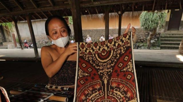 Kain tenun gringsing dari Bali akan menjadi souvenir bagi para pemimpin KTT G-20 di Bali pada 2022 (dok. Kemenparekraf)