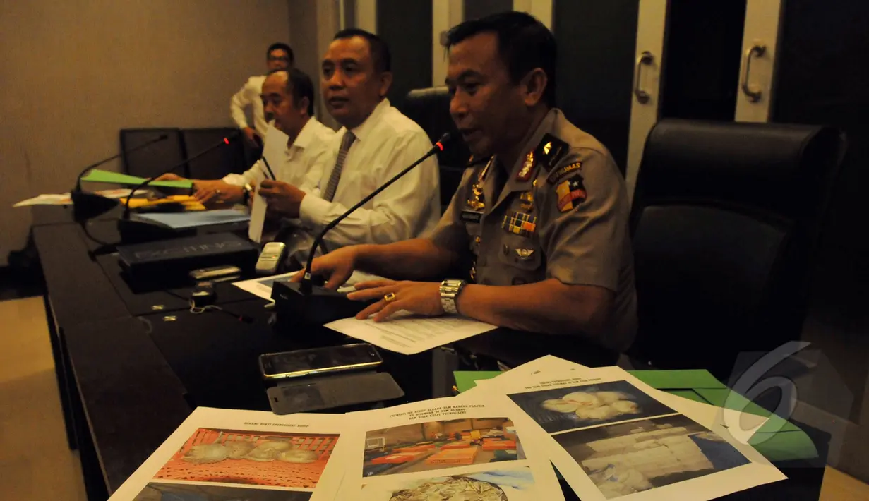 Karopenmas Brigjen Pol. Agus Rianto (kanan) memberikan keterangan terkait penyelundupan trenggiling yang akan diseludupkan ketika rilis pengungkapan kasus tersebut di Bareskrim Mabes Polri, Jakarta, Senin (27/042015). (Liputan6.com/Andrian M Tunay)