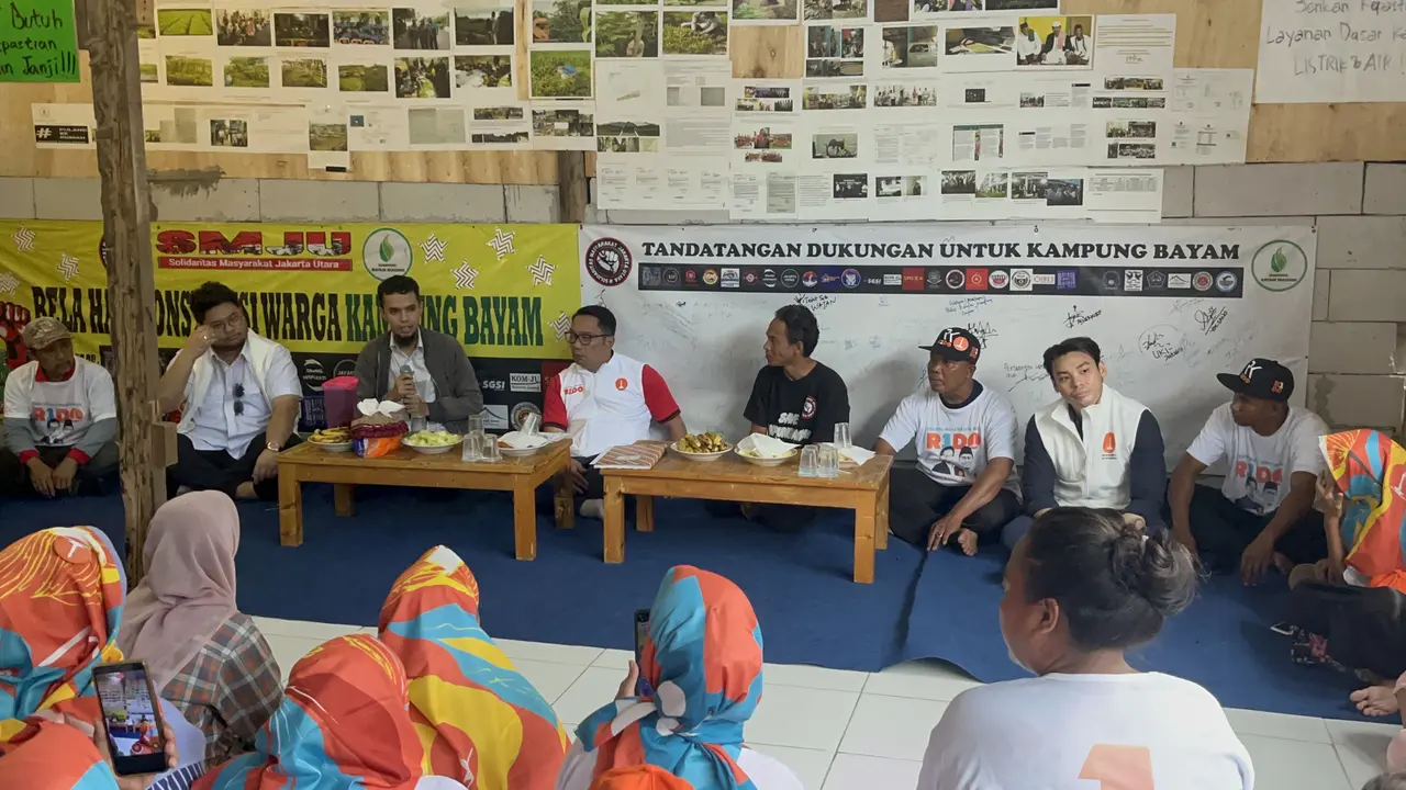 Calon Gubernur (Cagub) Jakarta Ridwan Kamil (RK) menyambangi hunian sementara di Jalan Tongkol, Jakarta Utara, Kamis (21/11/2024)